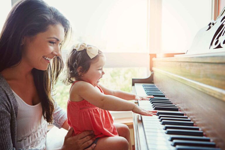 Stephanie's Musique music lesson with a mother and child playing a keyboard