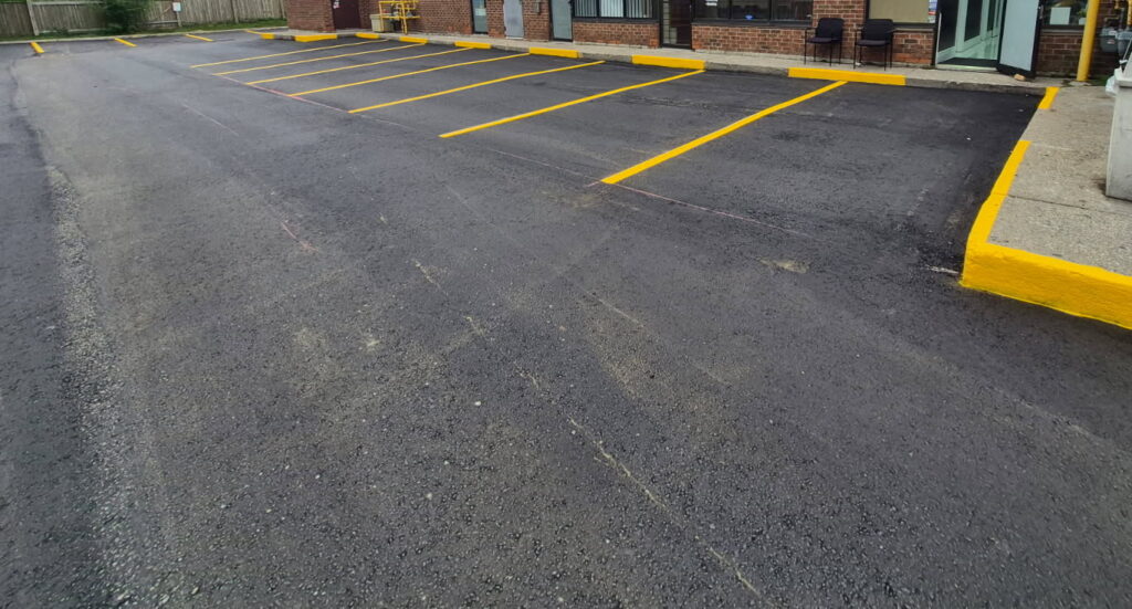 Paver laying interlocking stone driveway